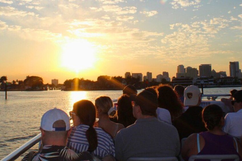Un atardecer sobre el horizonte de una ciudad con un río al frente. 4