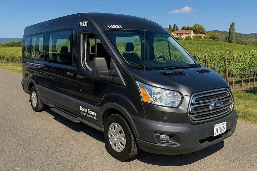 Un furgone nero Ford con il numero 14931 parcheggiato a bordo strada. 1