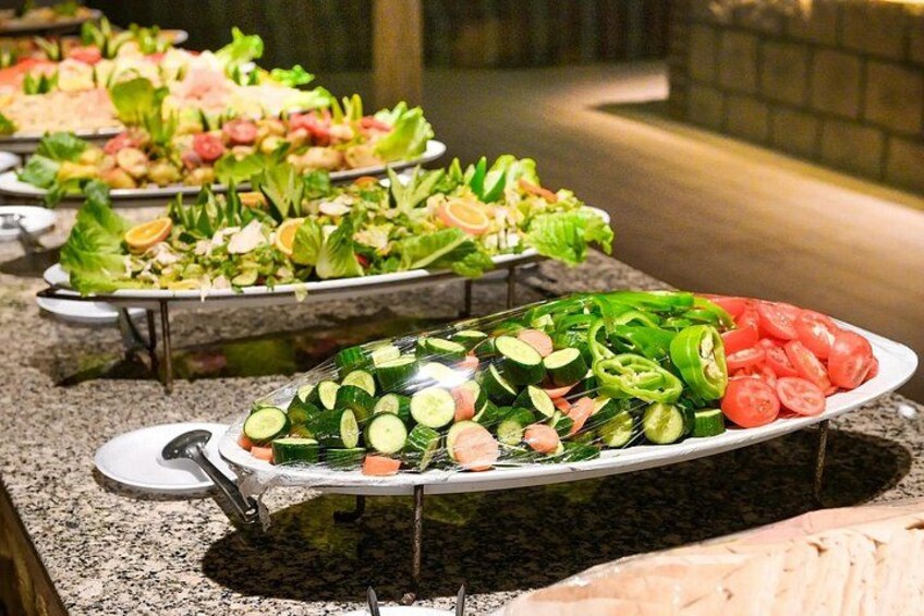 En buffet med forskellige salater og grøntsager. 3