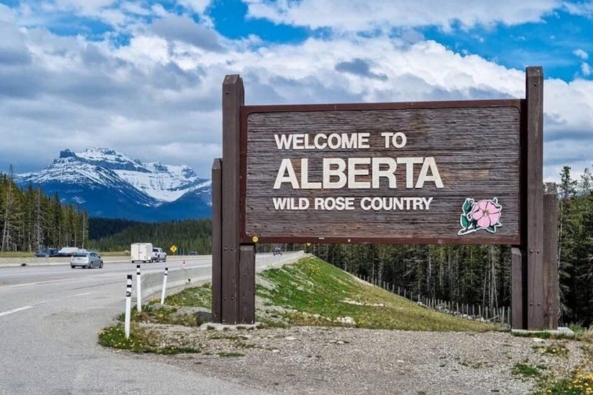 Un cartello di benvenuto per l'Alberta con una montagna sullo sfondo. 2