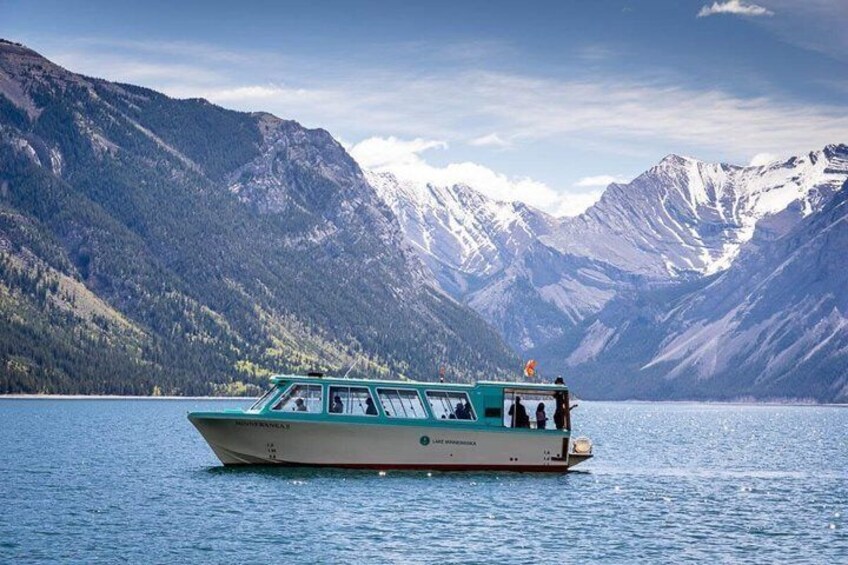 Un bateau sur un lac paisible, avec des montagnes en arrière-plan. 5