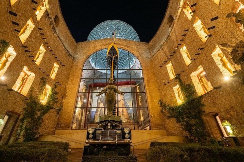 Un bâtiment historique doté d’un dôme et de fenêtres en arc de cercle, illuminé la nuit. 5