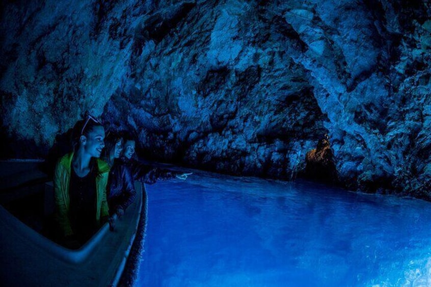 En grupp människor i en båt på en frusen flod inne i en grotta. 1