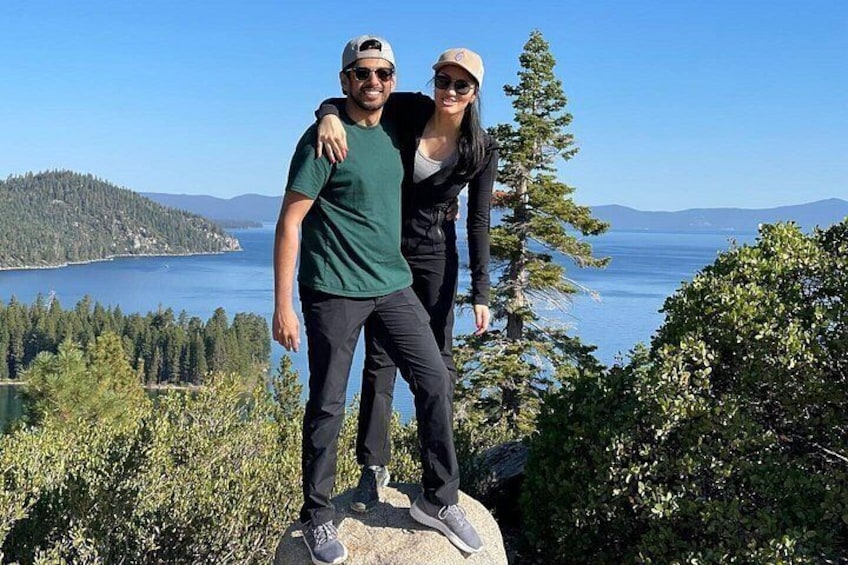 Une personne se tient sur un rocher, d’où l’on peut admirer un paysage magnifique sur un lac et une forêt. 4