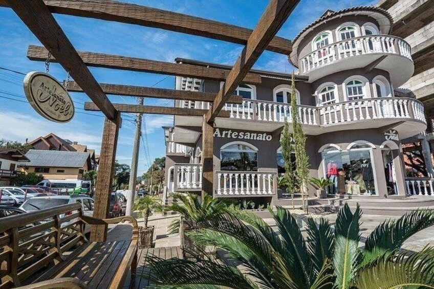 Un edificio con un cartel que dice 'Artesanato'. 5