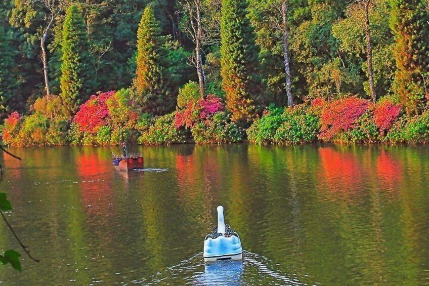 Un bote en un lago rodeado de follaje otoñal. 2