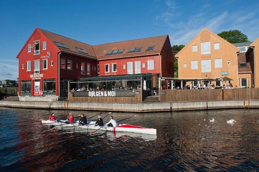 A red and orange building with a sign that reads 'BOLGEN & MOI'. 3