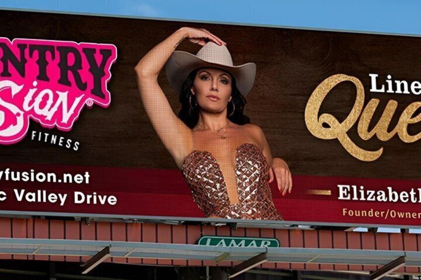 Un cartel con el texto 'Entry Fitness' y 'Line Queen', además de una persona con sombrero de vaquero y vestido metálico. 1