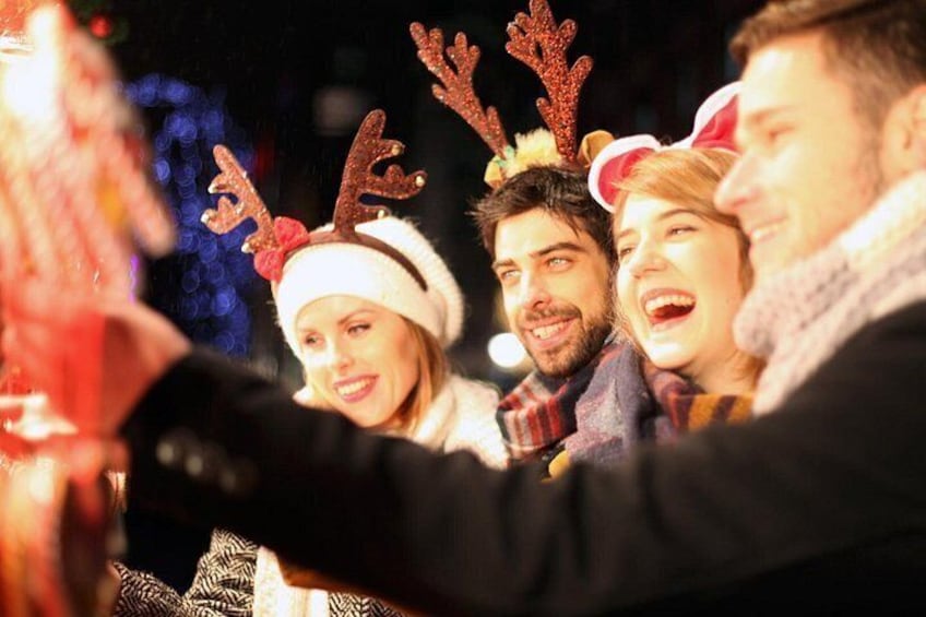Personer med festlige hjortegevir tager en selfie. 2