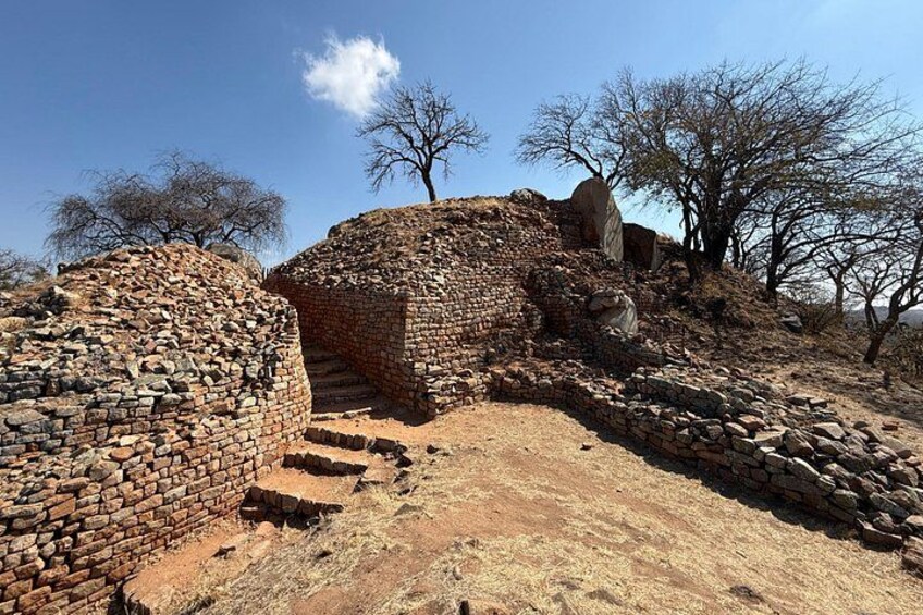 Ruinas de piedra antiguas con estructuras de ladrillo y un paisaje seco y árido. 2