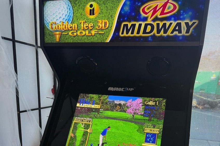 A 3D golf game machine with a golf ball and a tee. 2