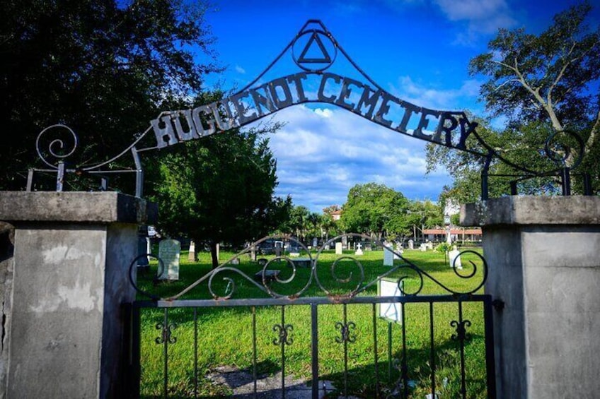 Une grille en fer forgé surmontée de l’inscription « Cimetière huguenot ». 1