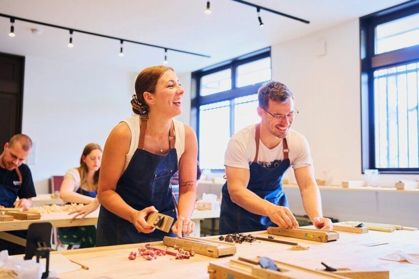 Un cours de cuisine où les participants préparent des plats. 4