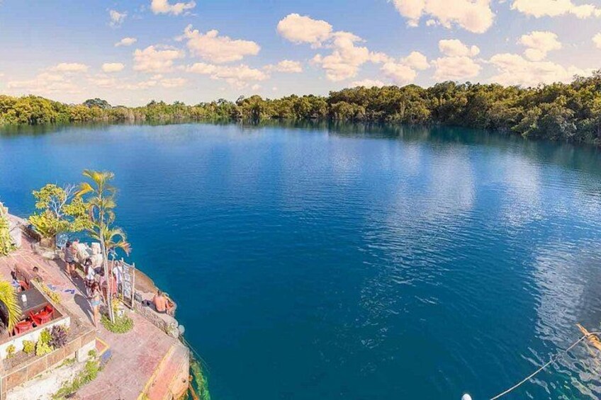 Un lac paisible, avec un quai et des personnes sur la rive. 5