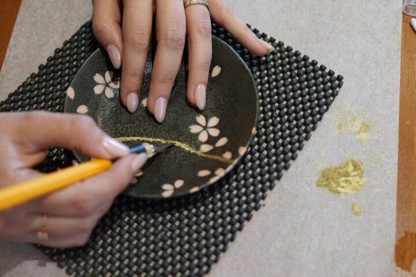 Kyoto Traditional Kintsugi Workshop in Gion with Gold Repair Art 3