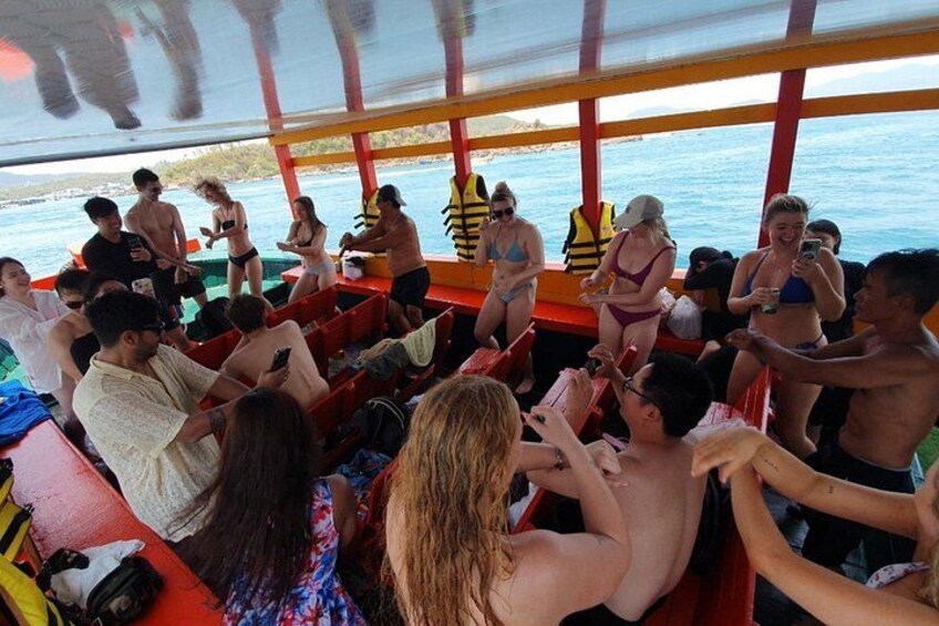 Un grupo de personas en un barco con vista al mar. 1