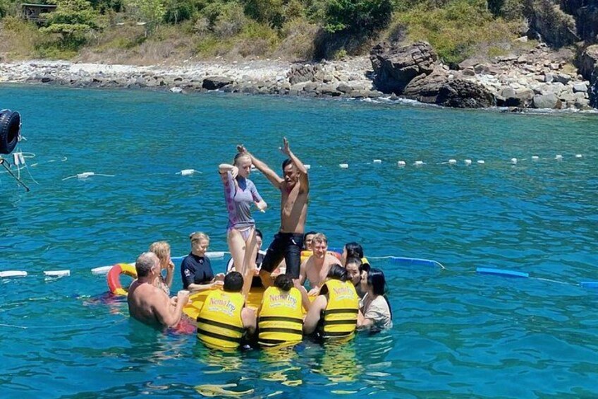 Un grupo de personas en un bote en el agua, algunas con chalecos salvavidas. 3