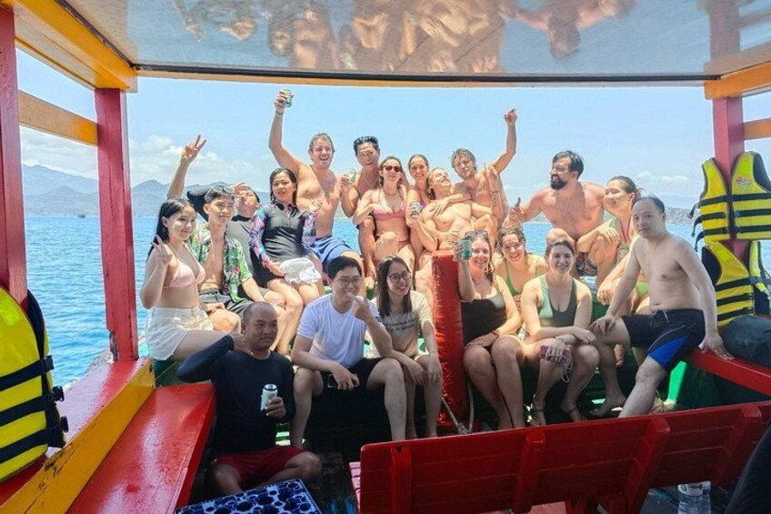 Un grupo de personas en un bote con vistas claras al agua y a la costa distante. 4