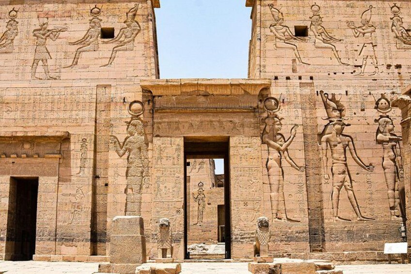 Ein uralter ägyptischer Tempel mit Hieroglyphen und Statuen. 1