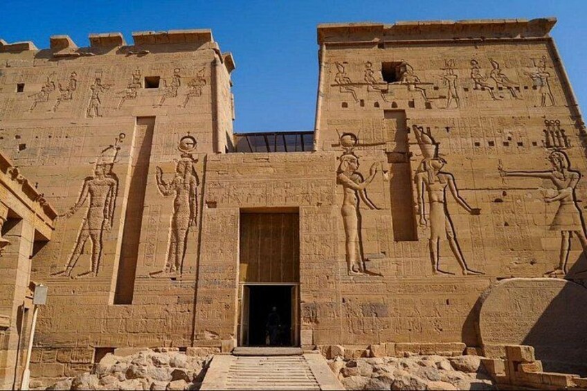 Ein antiker ägyptischer Tempel mit Hieroglyphen und Statuen. 5