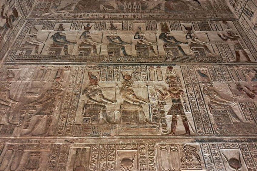 Un ancien mur égyptien orné de hiéroglyphes et représentant un pharaon. 4