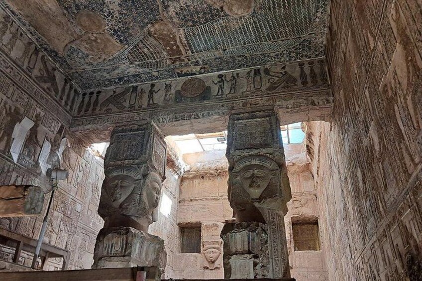 L’intérieur d’un temple égyptien antique, orné d’hiéroglyphes, de colonnes et d’un plafond aux motifs complexes. 5
