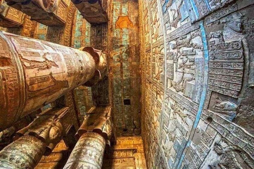 Un temple égyptien antique orné de hiéroglyphes et de colonnes. 2