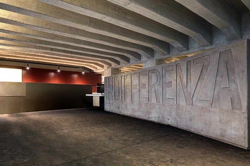 Un espacio interior con una pared grande mostrando la palabra 'DIFERENZA' en letras grandes. 3
