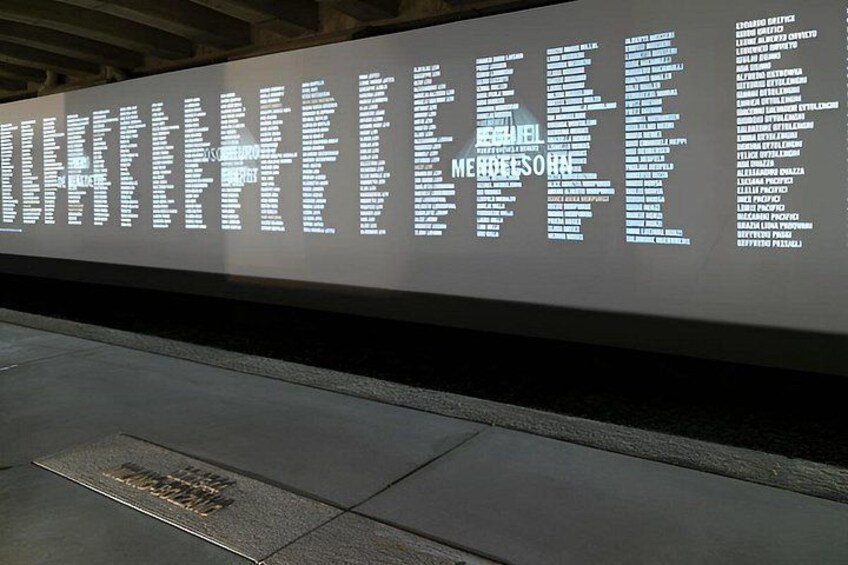 Una pared con texto iluminado en una estación de metro. 2