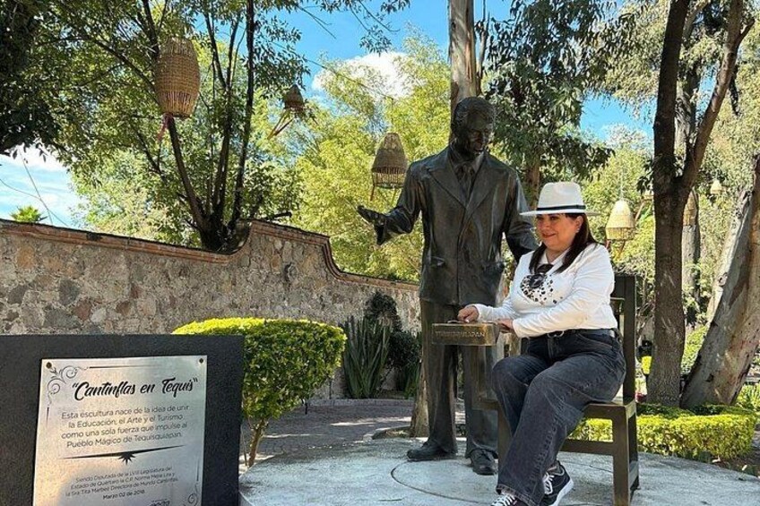 Eine Statue von Mann und Frau in einem Park, mit einem Schild, auf dem 'Cantinas en Quito' steht. 3