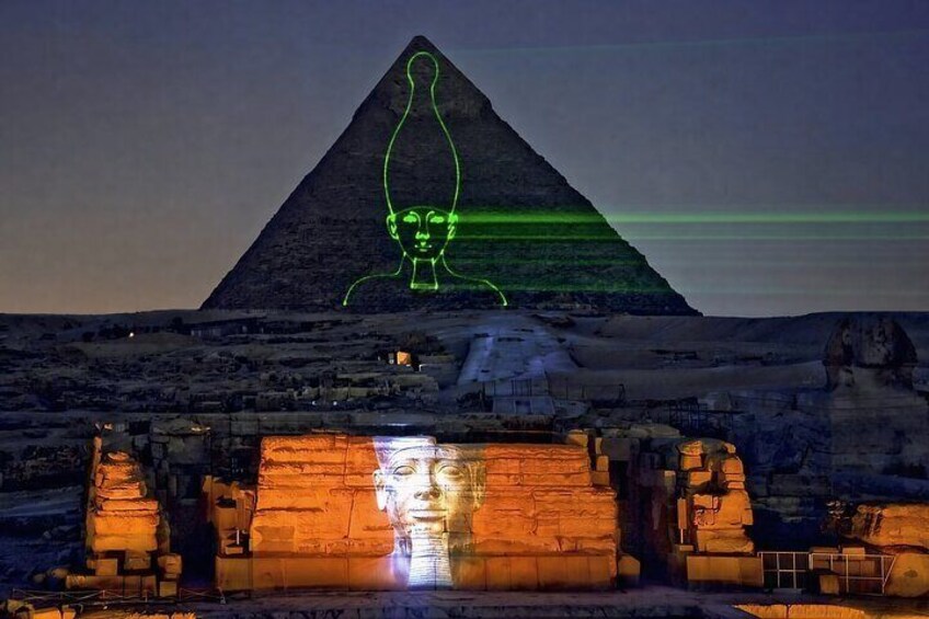 Die Große Pyramide von Gizeh mit einer grün beleuchteten Gesichtsumrislinie auf der Spitze. 2