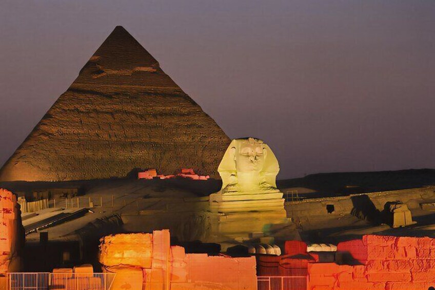 Die große Pyramide von Gizeh und die Sphinx bei Nacht beleuchtet. 1