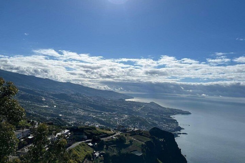 Un paisaje costero con una cordillera, cielo despejado y vista al mar. 3