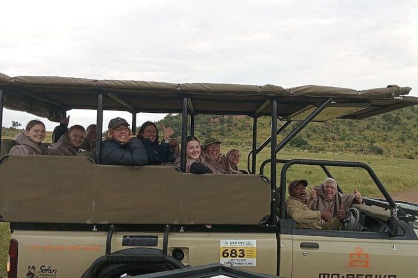 Ein Safarifahrzeug mit Passagieren. 2