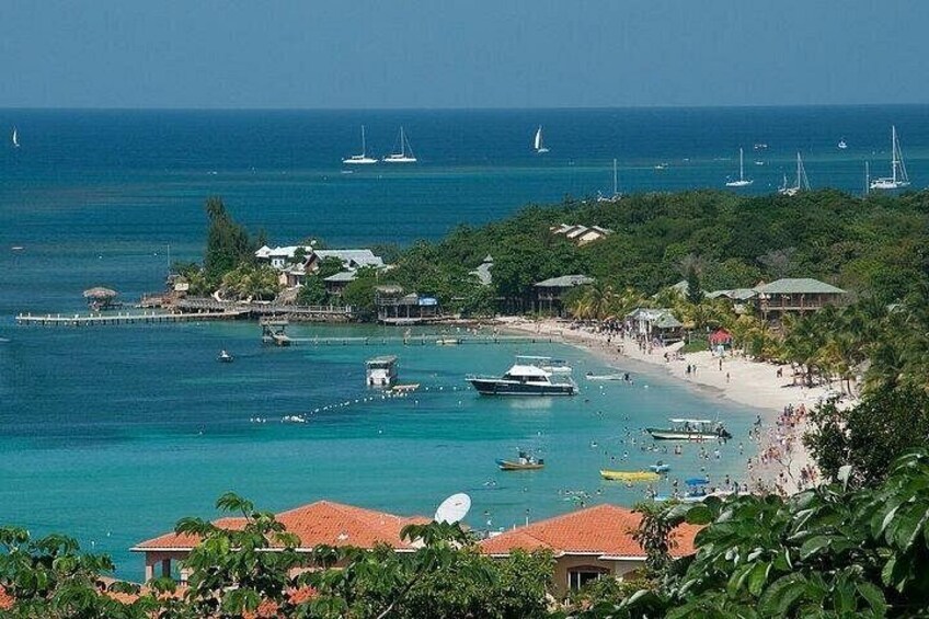 Roatan Private Tour: Chocolate, Rum, Sanctuary and Beach 2