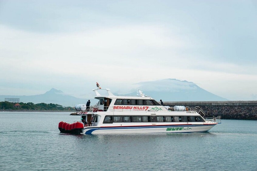 Un bateau nommé SEMABU HILLS7 navigue sur une étendue d’eau calme, avec une montagne en arrière-plan. 5