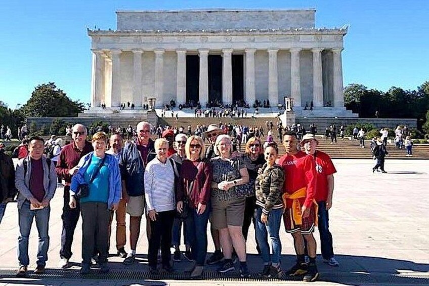 Eine Gruppe von Menschen steht vor dem Lincoln-Memorial. 4
