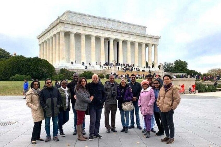 Eine Gruppe von Menschen steht vor dem Lincoln Memorial. 3