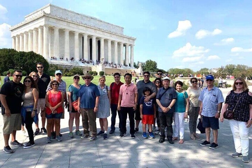 Een groep mensen staat voor het Lincoln Memorial. 5