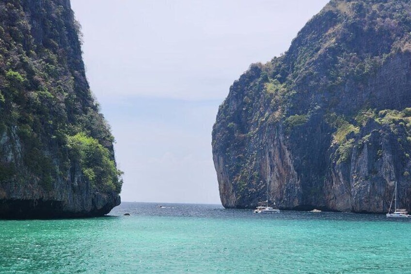 Un paysage côtier avec deux falaises imposantes et des eaux turquoise et calmes. 4