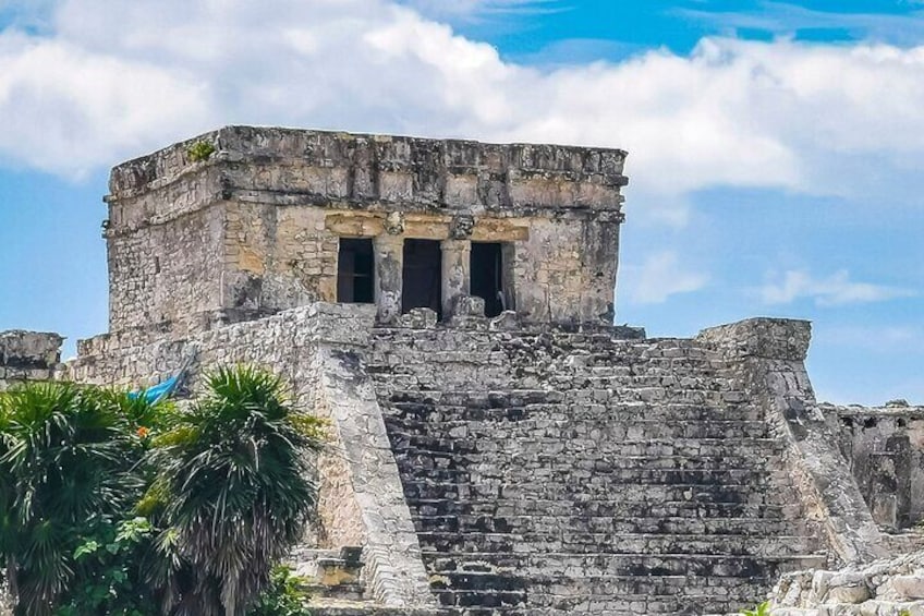 Una antigua estructura de piedra con una escalera que conduce hasta ella. 1