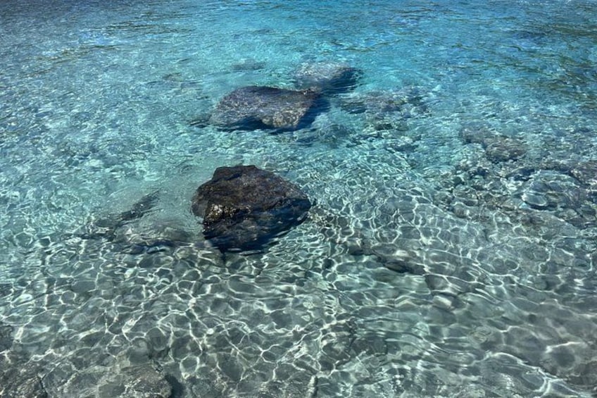 Aguas transparentes y poco profundas con rocas. 3