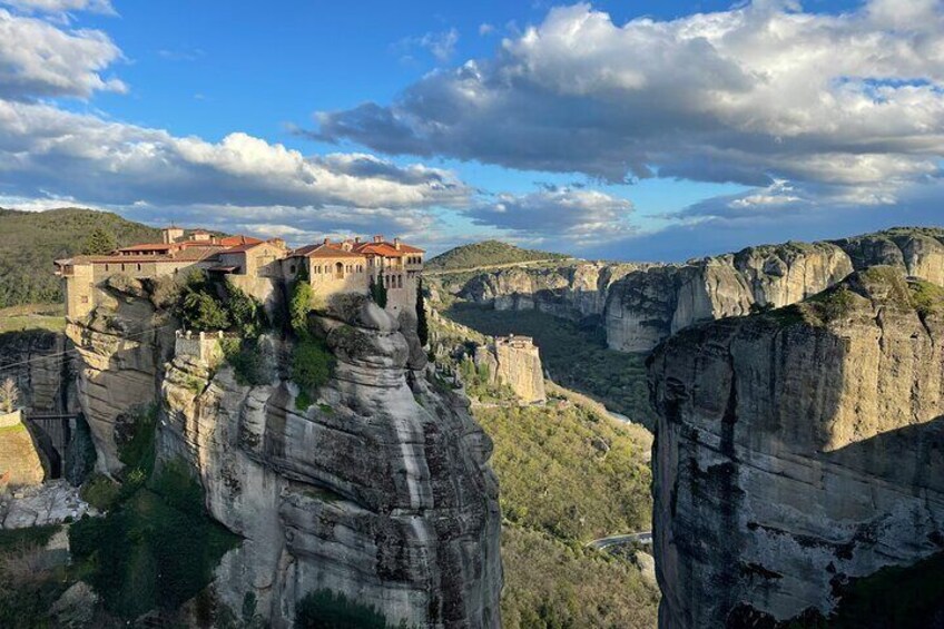 Un monastère perché au sommet d’une falaise, entouré d’un paysage rocheux et d’une vallée. 5