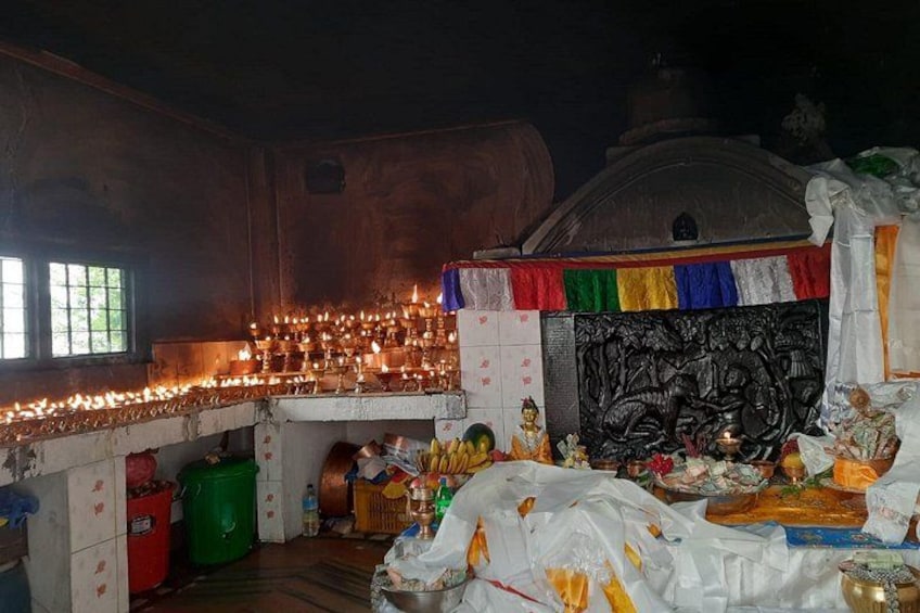 Ein Zimmer mit einer Kapelle, Kerzen und religiösen Statuen. 5