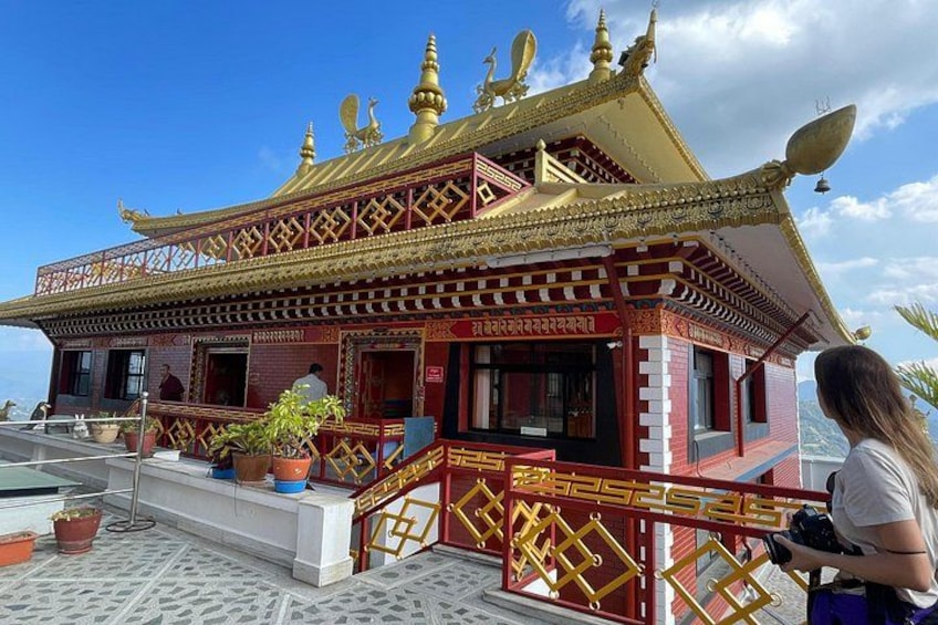 Ein traditionelles Gebäude mit aufwendigen goldenen Dächern und roten Wänden. 2