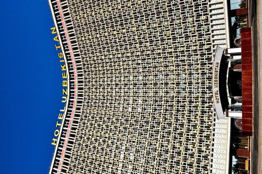 Uno stadio con file di posti a sedere e il testo 'HOTEL UZBEKISTAN' nell'angolo superiore sinistro. 4
