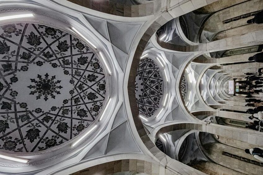 Una grande sala con decorazioni elaborate al soffitto e una disposizione simmetrica. 3