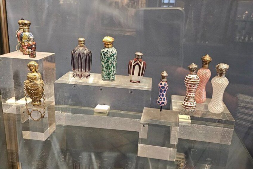 Una collezione di vasi decorati esposti in un museo. 3