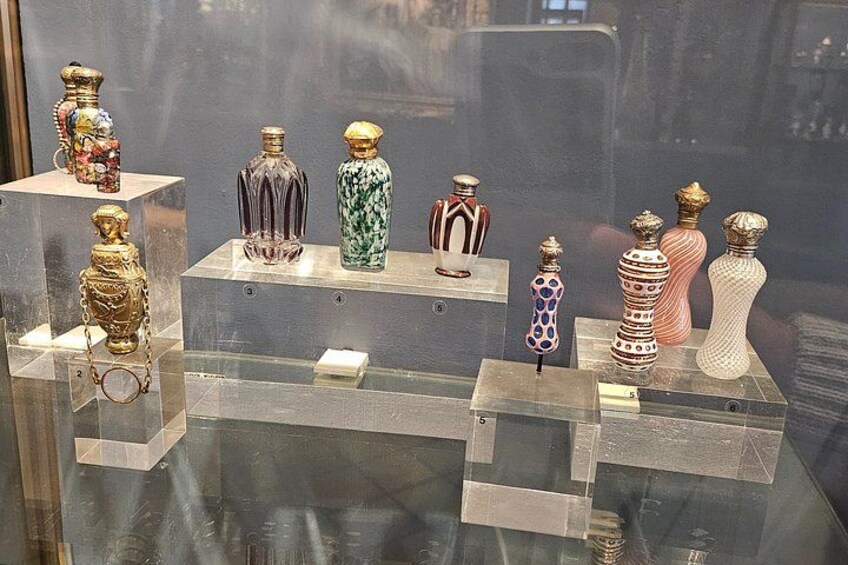 Esposizione di diversi vasi decorativi in un museo. 3