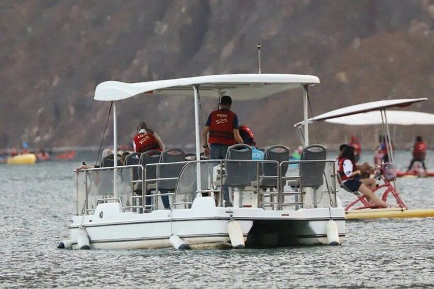 Un bote con gente que lleva chalecos salvavidas sobre el agua. 3